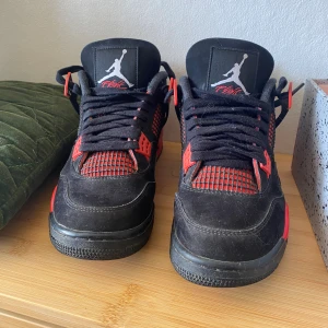 Jordan 4 - Säljer dessa Jordan 4 för dom inte passar längre.boxen och nya skosnören ingår, bra skick och dom är äkta. Pris kan diskuteras 