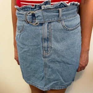 Jeanskjol med skärp - Säljer den här kjolen med bälte. Använd ett par gånger men är lite tajt på mig nu. Fortfarande i bra skick 🩵