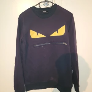 Säljer en marinblå Fendi tröja  - Säljer en marinblå Fendi tröja i helt ny skick 