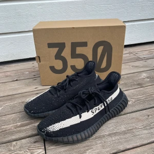 Yeezy 350 v2 ’oreo’ - Inköpta 2016, använda relativt lite. Väldigt bra skick, OG ALL.