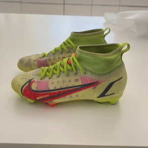 Nike mercurial fotbolsskor - Ganska bra skick. Nypris: 1600 kr.  Pris kan diskuteras