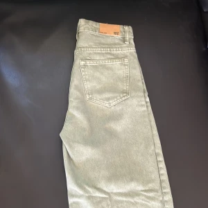 High waist jeans - Ett par jeans från lager 157. Jag har använt dem bara endast en gång.  Färget är typ olivgrön.  Priset kan diskuteras!!!
