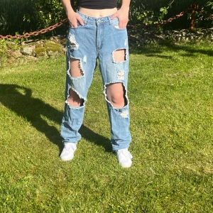 Jens med hål  - Anledningen till att jag säljer är att dom inte passar, jag rekommenderar storlek S även fast dom är köpte i XS