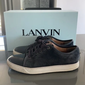 Lanvin skor - Tjena, säljer nu dessa mörk gråa lanvin skor jag köpte förra året i höst, De är i bra skick, utan skador eller något sådant. Kvitto box och allt og tillkommer vid köp, skriv vid några funderingar! skrona är uk8 men sitter en storlek större alltså 43