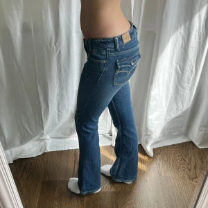 Lågmidjade jeans - Vintage lågmidjade bootcut jeans med unika bakfickor från Paris Blues. Midjemått: 78 cm, 39 cm rakt över. Stretchiga. Innerbenslängd: 80 cm. Jag är 176 cm 💓