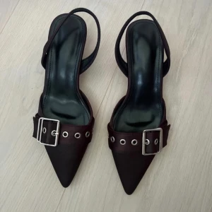 Klackar med spänne - Så snygga klackar med spänne. Storlek 25, men mer som en 36! Längd 22,5cm. Klackhöjd är 4cm. 150+frakt.