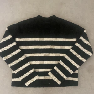 Stickad tröja  - Säljer denna randiga tröjan från Monki💕 använd 1 gång. Köptes för 500 & säljer för 250! Passar dig som bär storlek xs. Skriv privat vid frågor, intresse eller andra funderingar. Klicka gärna på köp nu💓