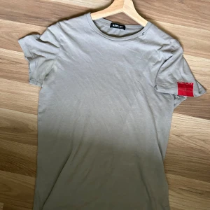 Replay T-shirt - Bra skick men tecken på användning(ses på bilderna) Litet hål på sidan men syns inte vid användning över huvudtaget Storlek S men passar jätte bra på M  Nypris 400  Pris går att diskuteras vid snabb affär