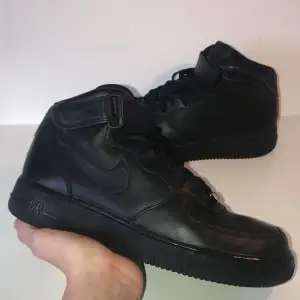 Nike air force 1 high black Storlek 43 Använda men fortfarande i bra skick Kommer utan original box och skickas i en annan skokartong. Hör bara av dig ifall du har några frågor eller funderingar. 