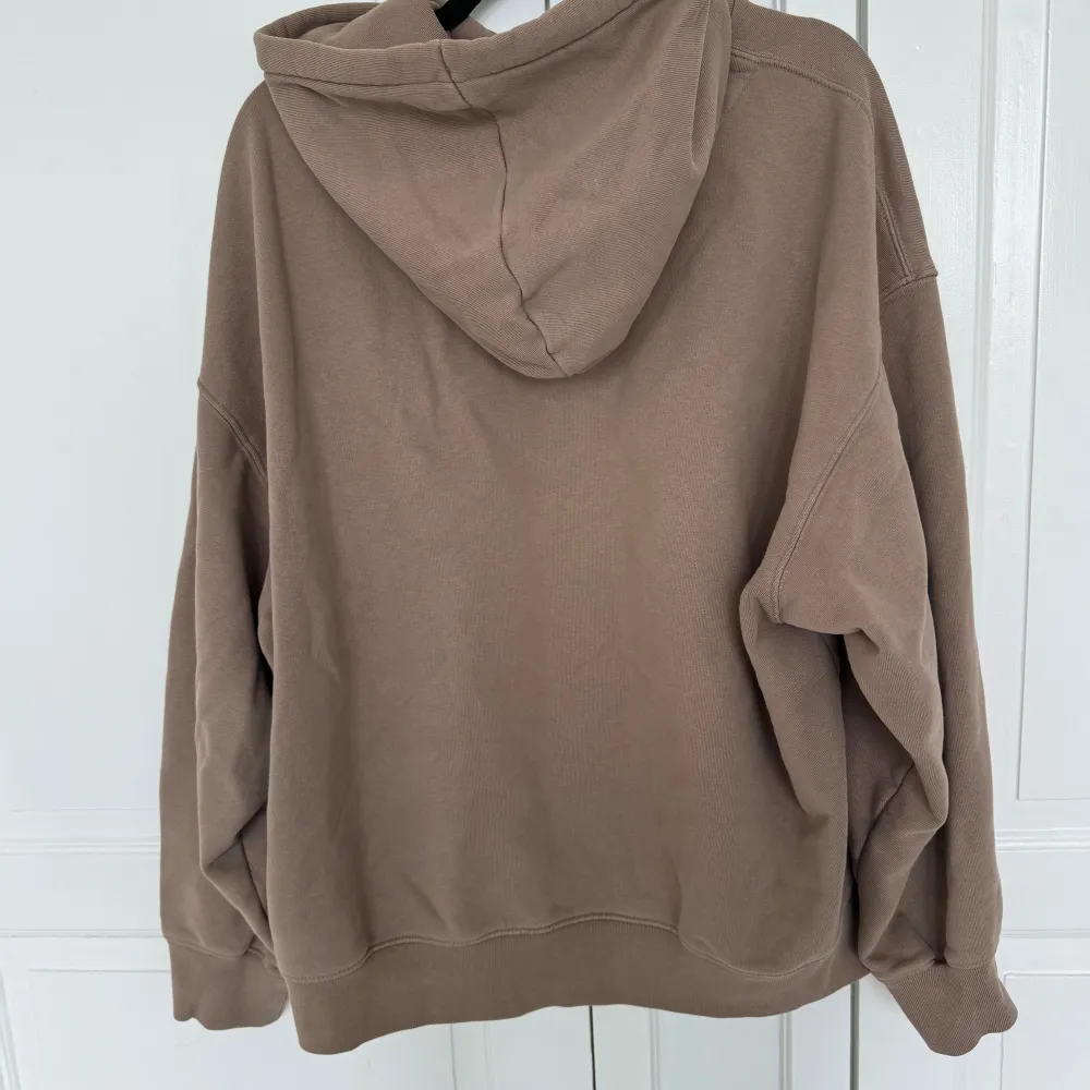 Mörk beige/ljusbrun hoodie från H&M i strlk XL, men passar även L. Bra skick!!. Hoodies.
