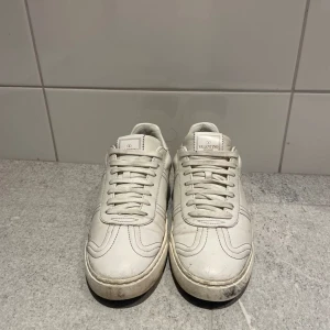 Valentino flycrew - Säljer valentino flycrews i fint skick. 2200. Priset är ej hugget i sten. Tar gärna emot byten. Alla bitar kvar. Inget ig ingår. För fler frågor dma!