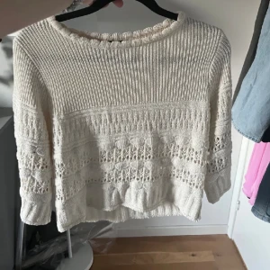 Virkad topp från mango - Säljer den här jättefina toppen från mango då jag köpte här på plick men inte använder, så fin till sommaren!❤️