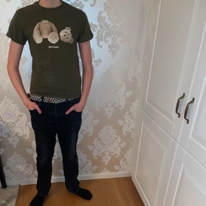 Palm angels @ off white  - Säljer dessa 2 t shirts båda äkta köpta på detta engelska varuhuset Harrods Sick på båda är 8/10 inga skador bara gamla säljer båda 2 för 1000 kan diskutera privat om man bara vill ha en 