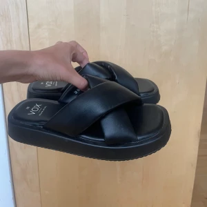 Tofflor  - Sommartofflor i strl 38, helt oanvända och tyvärr försmå för mig, därav säljer jag dom! Nypris 380kr🩷