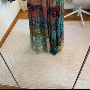 Lång kjol Spanien  - Super fin lång kjol ifrån Spanien, perfekt skick och är väldigt stretchig i midjan så passar alla ifrån XS-L. Bilderna kommer ifrån köparen som jag köpte ifrån. Anledning att jag säljer den är att den är för lång för mig, är 150 cm lång.