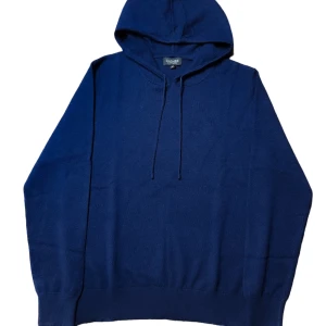 Kashmir hoodie calmire - Säljer en as fet hoodie som är oöppnad då jag beställde 2 olika storlekar får va osäker på M skulle passa. Säljer den jag köpte i L då den ej gick att returnera den. Det är 30% Kashmir och 70% merinoull i Storlek L. 