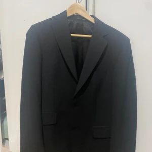 Kavaj - Säljer denna kavaj från märket steel. Säljer den då den ej passar. Pris kan diskuteras.