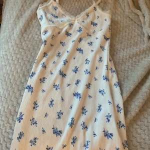 HM klänningar - Den svarta är i xxs och vita är i xs. Säljer för de är försmå. Fint skick. 50kr styck