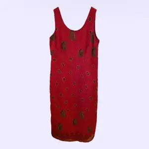 jättefin röd klänning köpt secondhand. står ingen storlek men skulle säga att det lutar mot L/XL❤️🌹🐞🍓