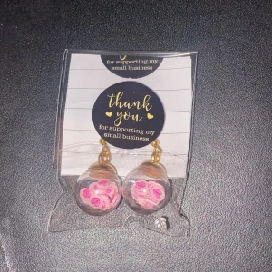 Örhengen  -  Egengjorda örhängen aldrig använd kulorna är gjord av glas med frukt i man får me två extra pluttar 