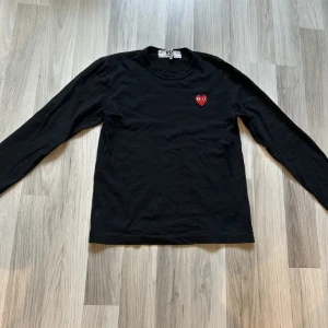 Comme des garcons tröja - Detta är en Comme des Garçons tröja. Det står att detta är M men dessa tröjor är små i storlekarna så denna tröja har storlek S egentligen. Den är använd få antal gånger och därför är skicket 9/10. Ny pris ligger runt 1000 kr. Hör av er om frågor