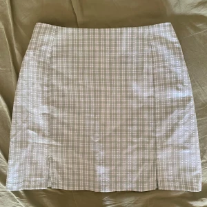 Rutig minikjol - Supersöt rutig minikjol från SheIn! Ganska tunnt tyg i vita och gröna rutor. Perfekt till sommaren 🍓
