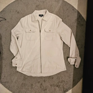 Vit Skjorta  - Säljer en vit skjorta som aldrig passat mig. Trodde att jag skulle passa i storlek L någon gång men gjorde aldrig det och därför säljer 😁.  Finns inte så mycket att säga utom att den är skjöt att bära och väldigt snygg. 