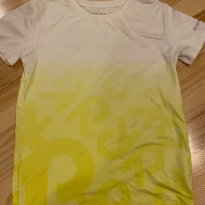 Tränings T-shirt  - Välanvänd tränings tröja i svalt material från reima. Säljes i begagnat skick.  Kolla gärna in mina andra annonser för samfrakt.  Jag säljer mycket barnkläder just nu .