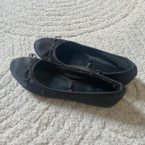 svarta ballerina skor - 🍸🍸🍸🍸🍸 Liten defekt som ni ser på sista bilderna, men inget man tänker på när man har dom på sig💐