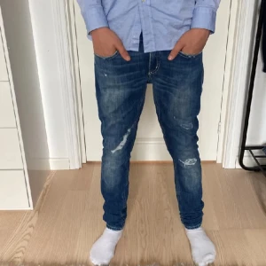 Dondup Jeans  - Köpte nyss dessa sjukt feta dondup jeans som tyvärr var för små för mig så jag säljer vidare dom. Modellen på bilden är 168 50kg. Använda få ggr av den tidigare personen Passform: Slimfit Nypris 3000kr  Kontakta vid frågor eller funderingar mvh Linus