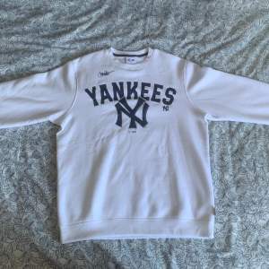 Skön tröja från Nike Yankees - Skick 10/10 oanvänd - Storlek M | Nypris 919kr - Mitt pris 400kr | Har du några funderingar är det bara att skriva 💬