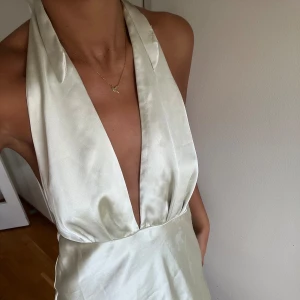 Klänning - ASSNYGG klänning från zara. Säljer då jag tycker den är något för kort på mig tyvärr. Perfekt att ta med till solsemestern!!! Använd ytterst få tillfällen, enda defekten är några trådar som gått upp (se bild 3)