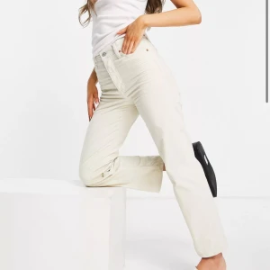 Levi’s Ribcage Straight Manchester  - Säljer mina fina manchesterbyxor ifrån Levi’s, då dom tyvärr är för små. Använda ett fåtal gånger.