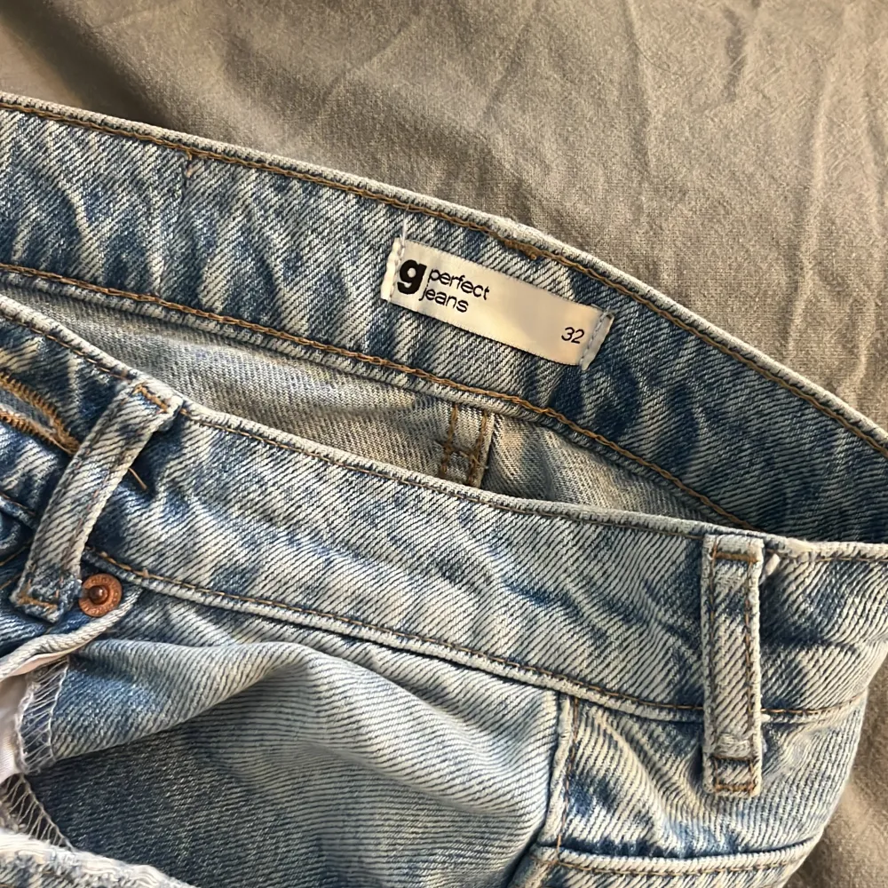 Snygga jeans med slits!. Jeans & Byxor.