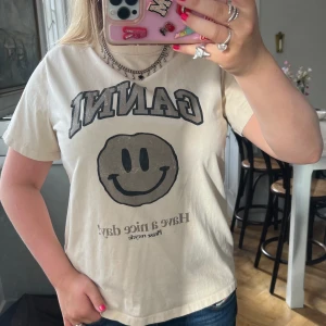 Ganni Tshirt  - Säljer denna Ganni Tshirt! Sparsamt använd! Skriv vid intresse eller frågor!