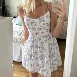 Sommarklänning🩵 - Säljer den perfekt lätta sommarklänningen till varma dagar😍superfint skick och inga defekter🩵hör av er vid frågor🥰