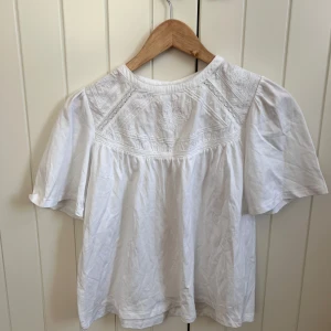 Blus zara  - Använd va 3 gånger. Köpt från zara barn, storlek 164 men sitter som en xs 