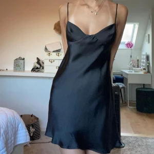 Klänning - Supersnygg klänning från zara! Perfekt till sommaren eller fest💗