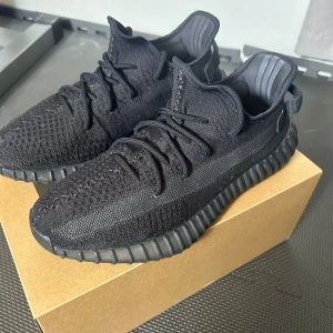 Yeezy 350 onyx - Köpta på ett av yeezy släppen för ett år sen. Dom är inte använda så mycket och allt original finns samt digitalt kvitto. Bara att höra av er vid behov av bilder eller frågor