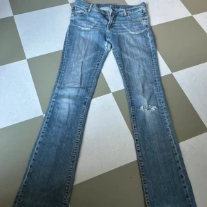 Jeans - Lågmidjade raka/bootcut jeans, märkta som stl 31 men skulle säga att de är xs/s 🤍 midjemått: 36 rakt över, innerbenslängden: 80 cm
