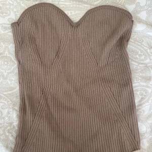 Tub topp  - Fin tub topp från Gina tricot. Storlek S men skulle säga att den är svår att få på plats, därav att jag säljer den!
