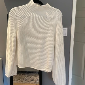 Stickad tröja - Vit fin stickad tröja. Tyvärr för liten, andvänd 1 gång. Köpt för 550kr💞