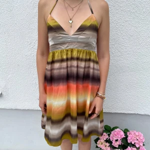 Vintage H&M Sommarklänning  - Tiedye mönstrad strandklänning/ sommarklänning med knyte i nacken från en av H&Ms äldre kollektioner🤍 Storlek S, sitter bra på mig som har S.  (Finns fler produktbilder vid intresse)