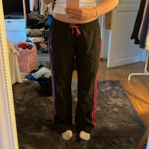 y2k byxor - coola och sköna adidas byxor!! storleken är oklar men skulle säga M😇 säljer för att de inte riktigt är min stil längre