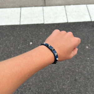 Valentino armband - Kollar intresset på mitt valentino armband. box och påse medföljer vid köp. 100% äkta. Liten defekt där den börjat gå upp lite men man ser knappt och går och limma ihop om de går upp. SKRIV INNAN NI KÖPER!