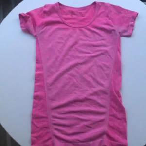 En träning tröja - En tröja man har när man tränar. Har inte använd bara provat.  