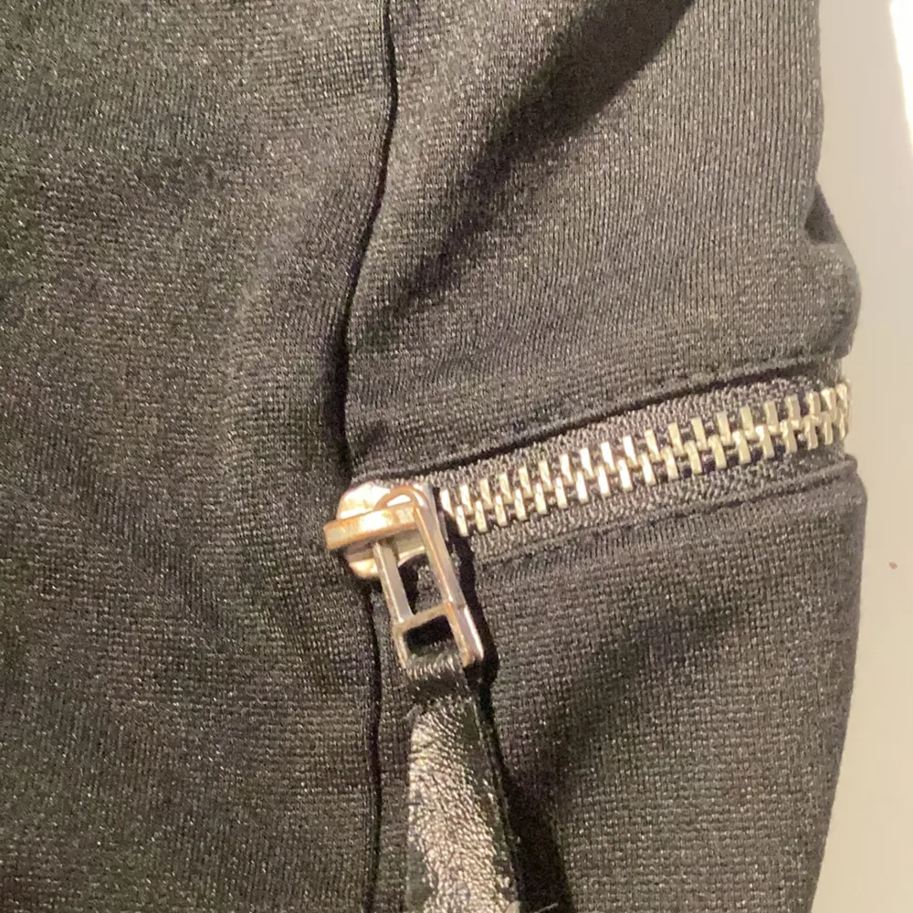Nu säljs denna snygga minikjolen!! Fungerar perfekt för fester eller andra tillfälligheter. Står att den är för 10-12 åringar men helt ärligt så fungerar det som en minikjol. Hade sagt att den är xxs-xs!🤍🤗Bra skick men ser inte helt ny ut!🌺💕. Hameet.