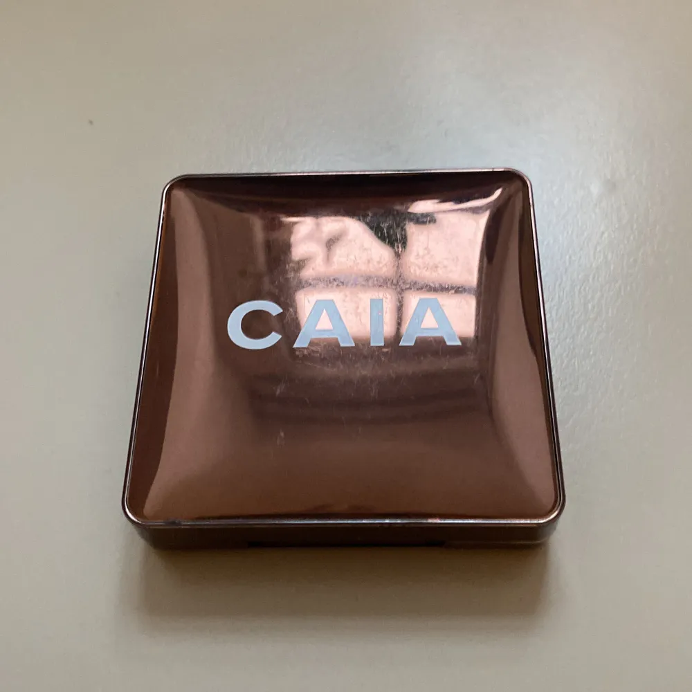 Säljer min caia glow bronzer eftersom jag inte använder den längre. Den är använd men det finns mycket kvar. Det är färgen GOLD COAST. . Skönhet.