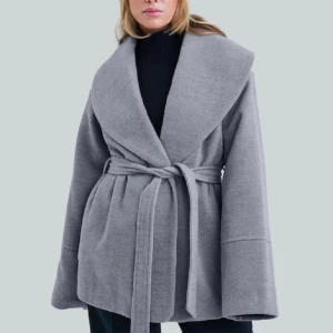 Grå kappa - En grå kappa från bok bok nypris 700kr säljer för 300kr plus frakt i jätte bra skick. Använd några fåtal gånger🩷 storlek S