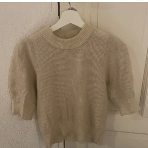 Stickad tröja - Stickad tröja med lite puffärm från Neo Noir🌸